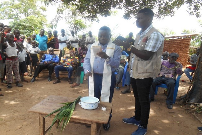 L'Abbé Jean-Pierre Watu bénissant l'ouvrage L’Abbé Jean-Pierre Watu bénissant l’ouvrage