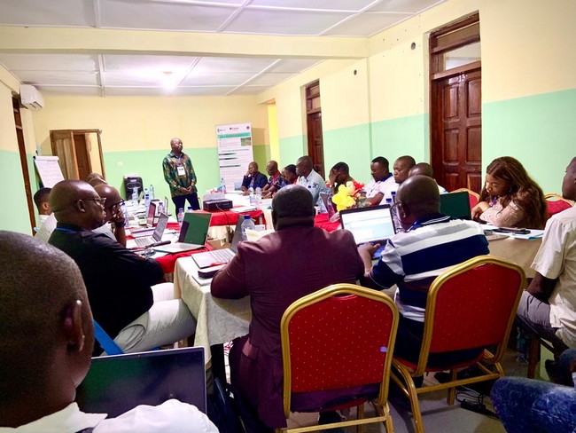 Mr André Mathunabo s'adressant aux participants M. André Mathunabo s’adressant aux participants