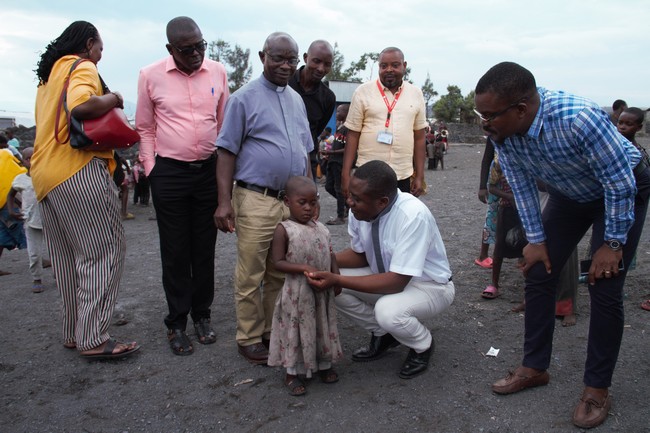 Abbé Edouard visitant un camp des déplacés