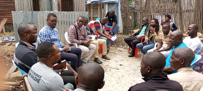 Le Sec. Ex de Caritas Congo Asbl échangeant avec des sinistrés 