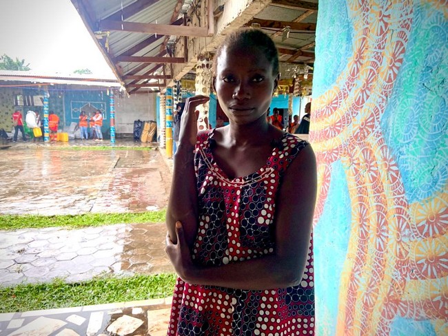 Cette dame déplacée n’a plus l’usage de son bras droit suite aux grandes blessures reçues à Yosso