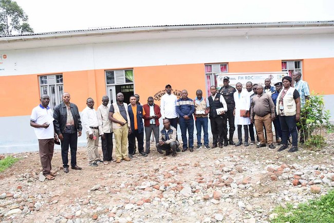 Autorités, Partenaires et Staff du CS Lume devant la maternité réhabilitée