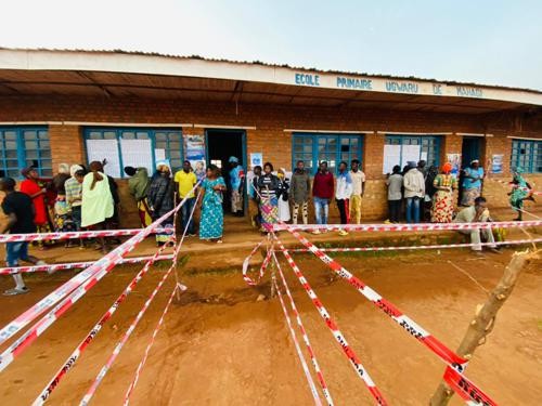 Vue extérieure d'un bureau de vote /Ph. Radio Okapi
