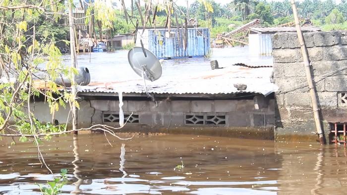Une maison presque engloutie à Mbudi