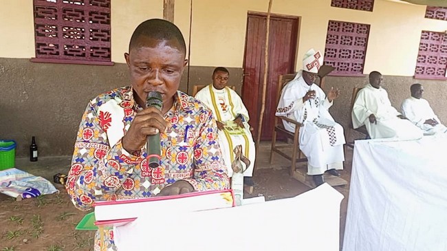 Le Coordonnateur a.i. de Caritas-Dév. Luebo prenant la parole