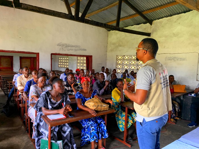 Le Coordo des Urgences s'adressant aux parties prenantes