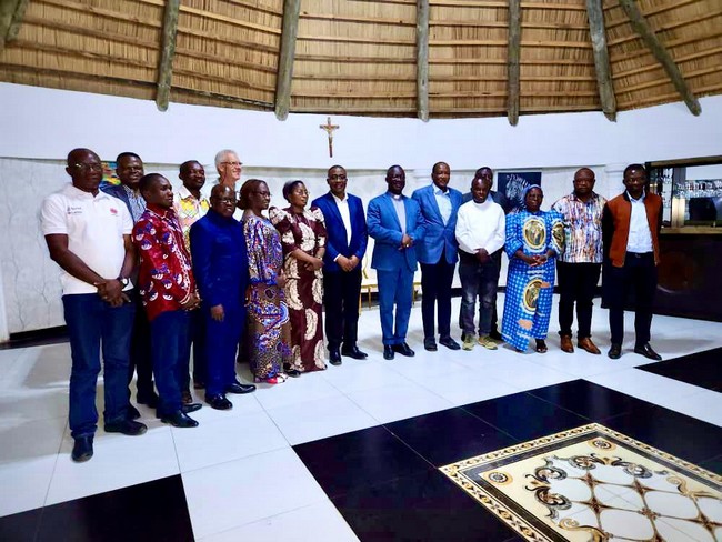 Mgr Fulgence Muteba, Archevêque de Lubumbashi, recevant les participants