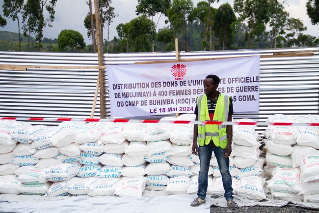 Distribution du don de l’UOM aux femmes déplacées à Buhimba