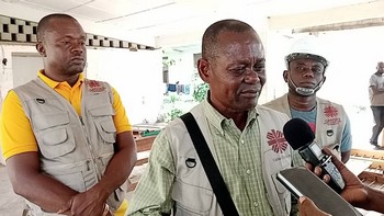 L’Abbé Ferdinard visitant les travaux