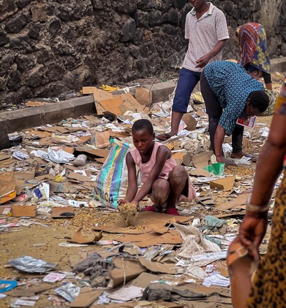 Des_enfants_cherchant_la_nourriture_apres_la_prise_de_Goma_2-8d8