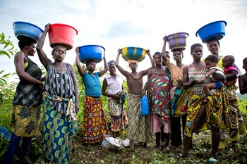 Femmes avec bassines sur la tete archives